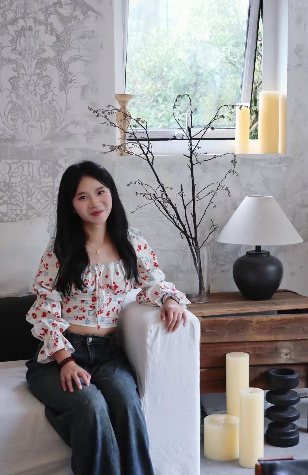 图片包含 人, 室内, 女人, 女孩AI 生成的内容可能不正确。