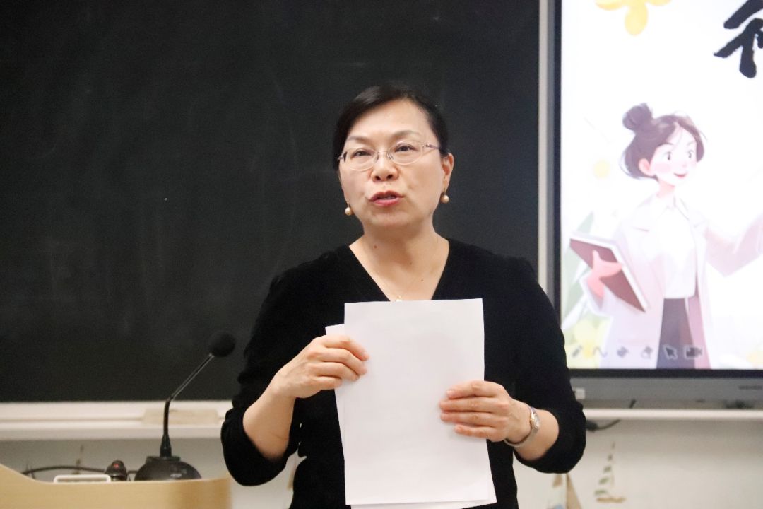 人拿着手机AI 生成的内容可能不正确。