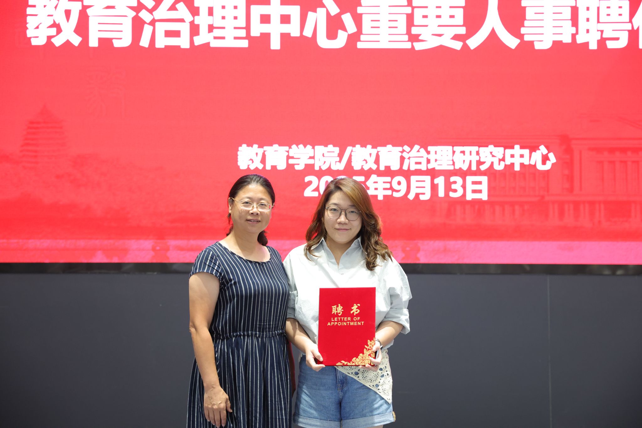 穿红色衣服的女人AI 生成的内容可能不正确。