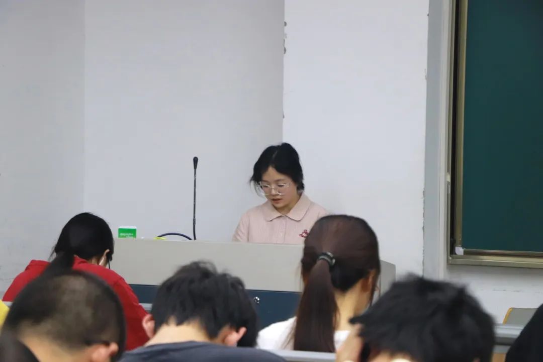 一群人在看电脑AI 生成的内容可能不正确。