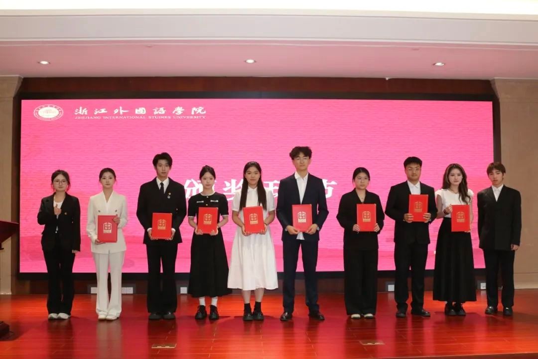 一群人站在一起AI 生成的内容可能不正确。