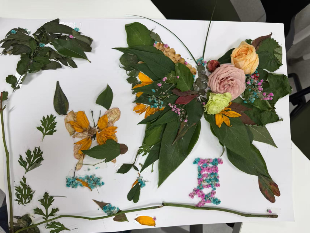 桌子上的花瓶里插满了鲜花AI 生成的内容可能不正确。