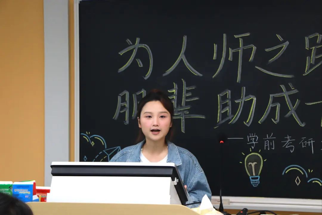 电脑屏幕的照片上有字AI 生成的内容可能不正确。