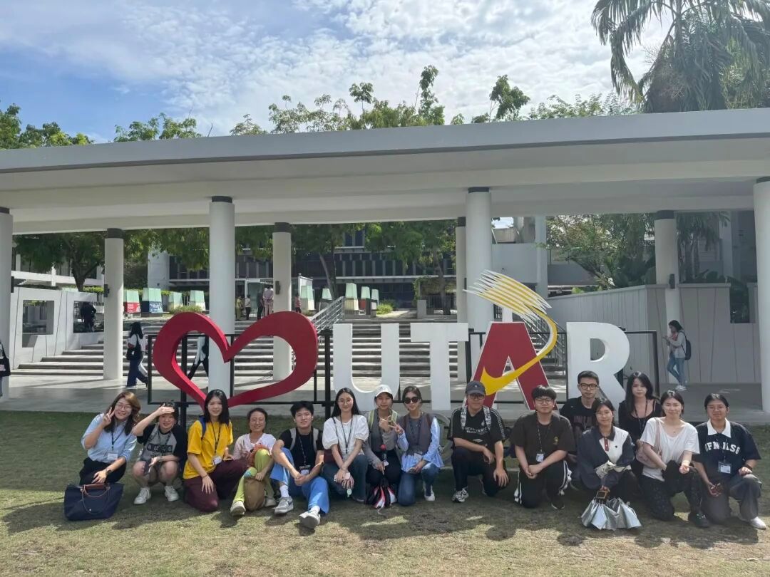 一群人在草地上AI 生成的内容可能不正确。