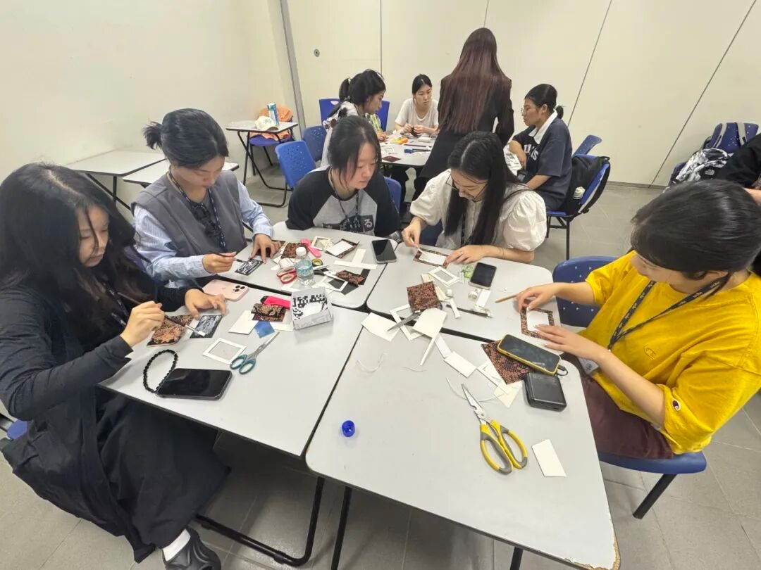 一群人坐在桌子前AI 生成的内容可能不正确。