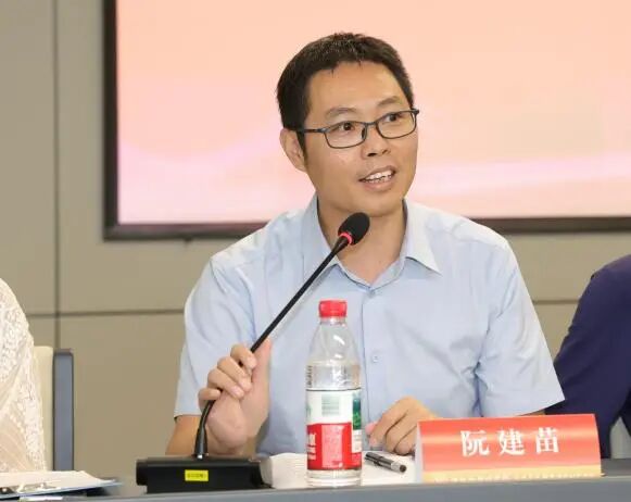 穿白色衣服的人在喝饮料AI 生成的内容可能不正确。