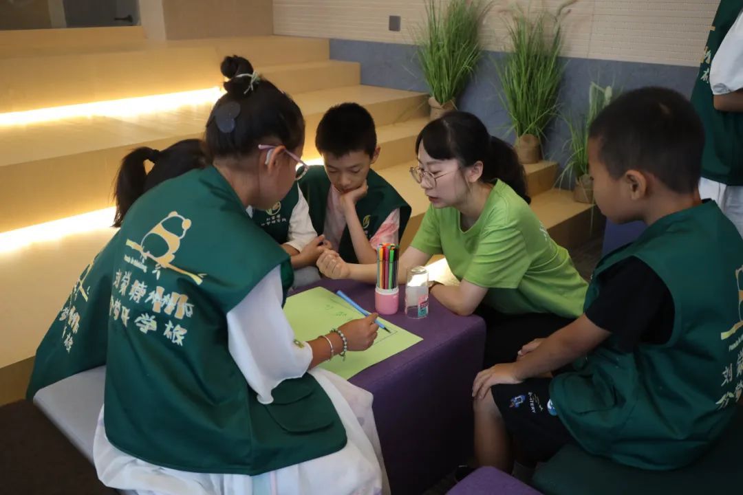 小孩们在房间里AI 生成的内容可能不正确。