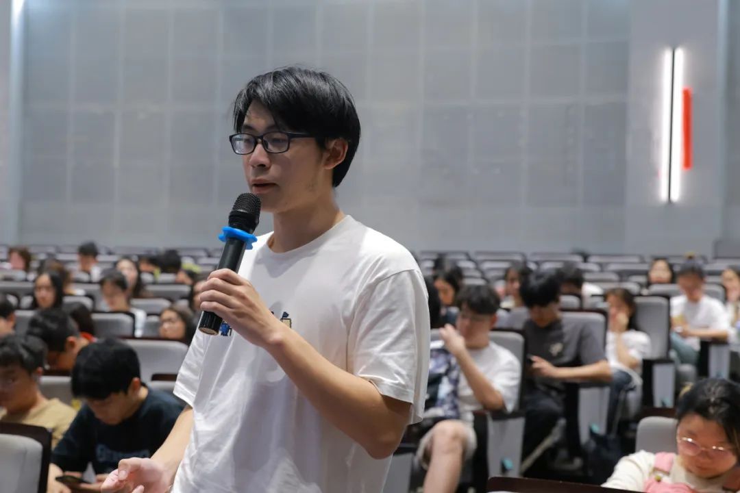 男人在人群中打电话AI 生成的内容可能不正确。