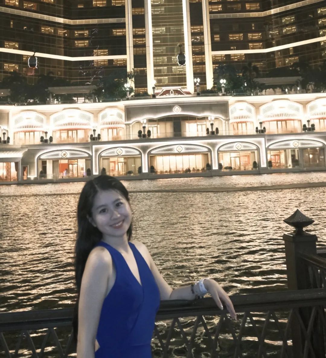 女人站在船上合影AI 生成的内容可能不正确。