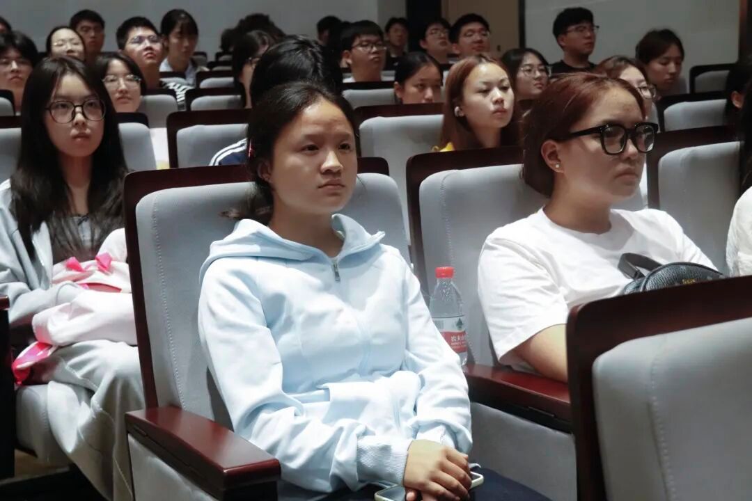 一群人坐在椅子上AI 生成的内容可能不正确。