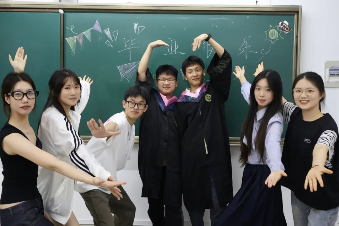 一群人站在壁报板前AI 生成的内容可能不正确。