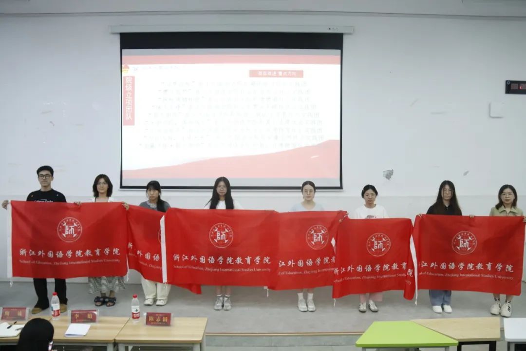 图片包含 桌子, 男人, 大, 人们AI 生成的内容可能不正确。