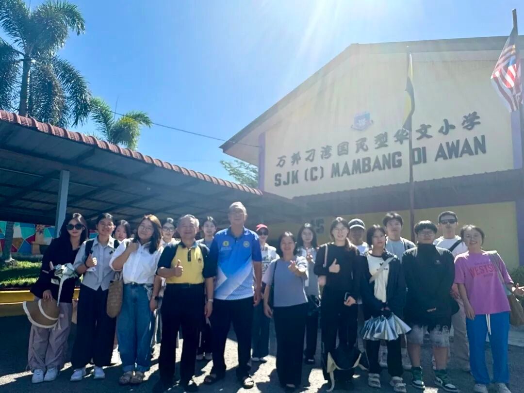 人群前站着一群人AI 生成的内容可能不正确。