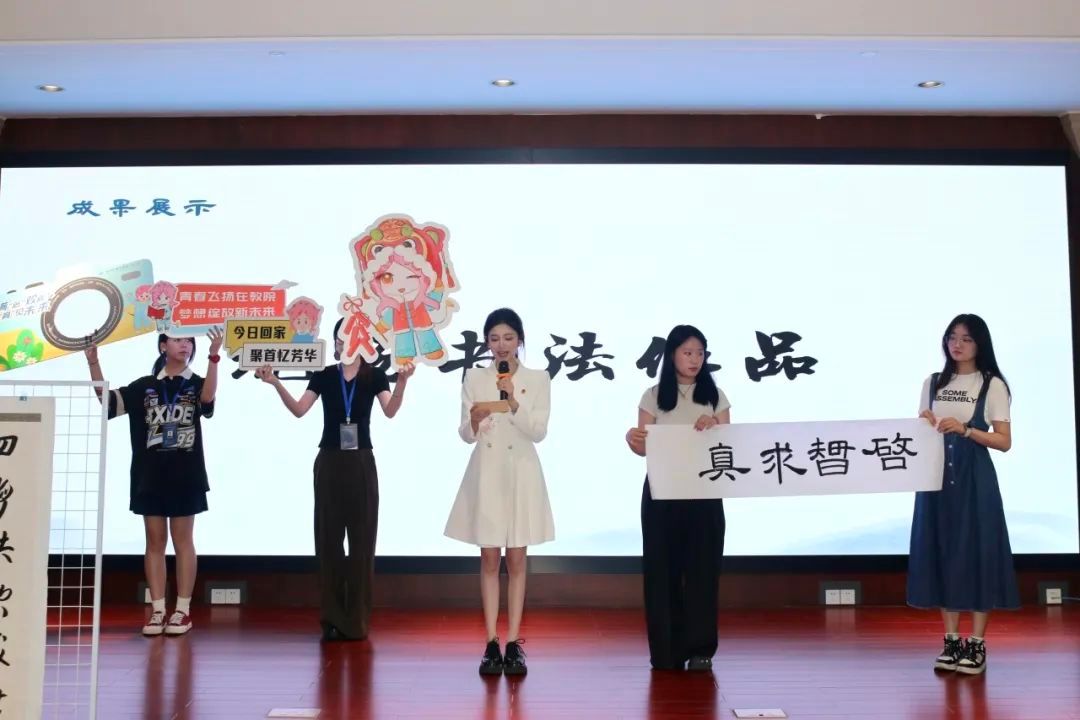 图片包含 室内, 桌子, 监控, 站AI 生成的内容可能不正确。