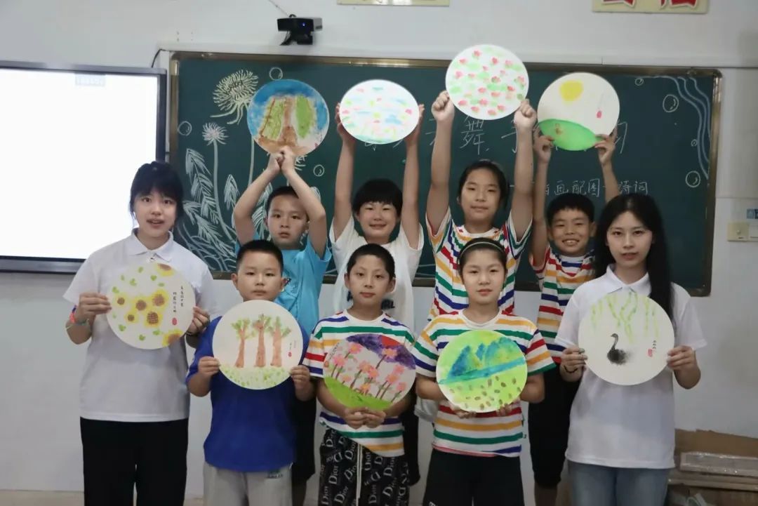 小孩们站在一起AI 生成的内容可能不正确。