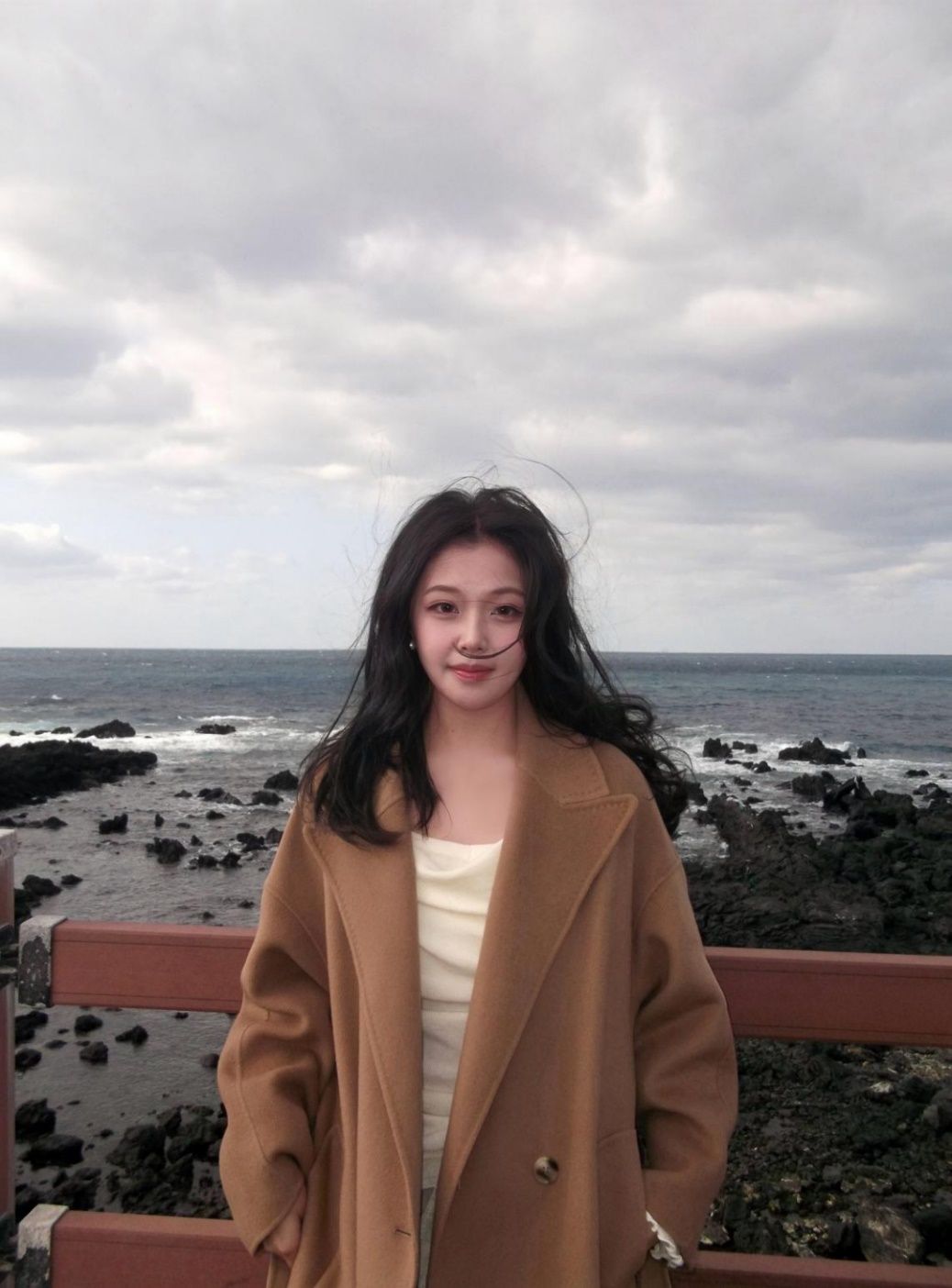 女人站在沙滩上AI 生成的内容可能不正确。