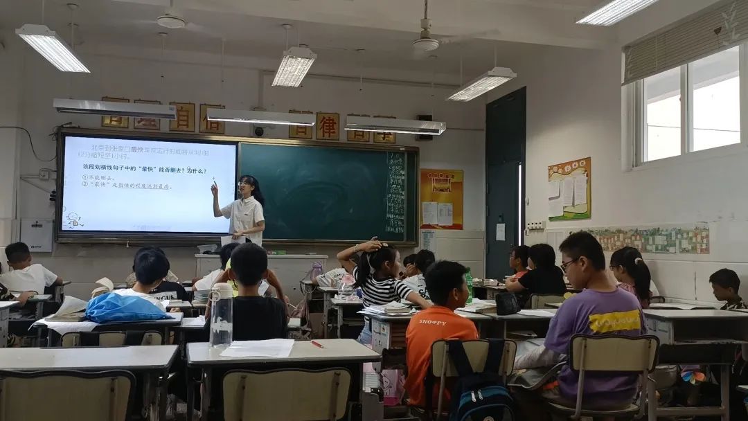 餐厅里的人们AI 生成的内容可能不正确。