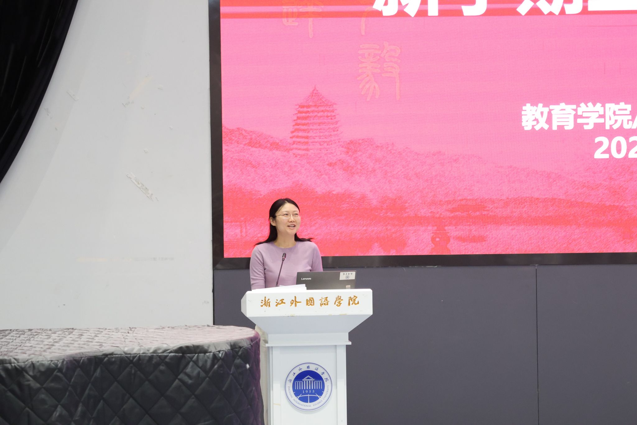 墙上的海报AI 生成的内容可能不正确。