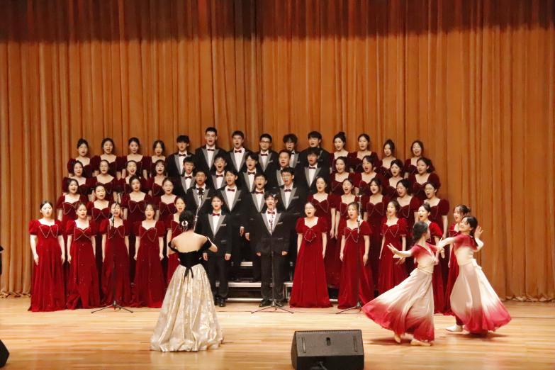 图片包含 室内, 桌子, 大厅, 男人AI 生成的内容可能不正确。