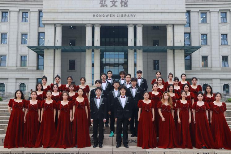 一群穿着民族服装的人AI 生成的内容可能不正确。