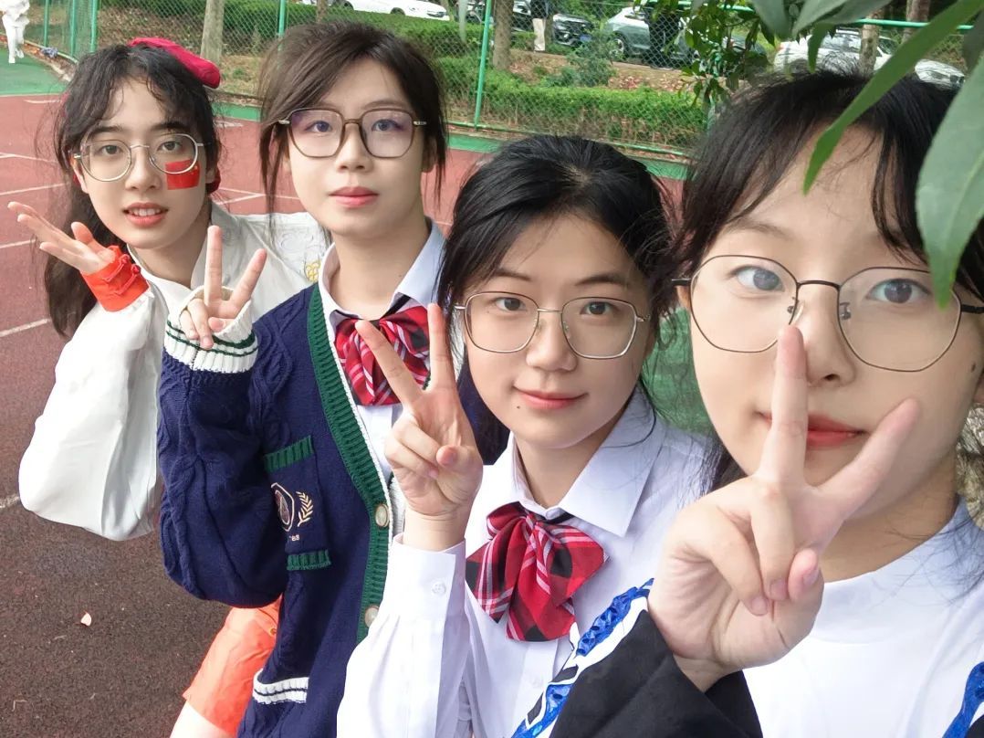 小孩们站在一起合影的一群人AI 生成的内容可能不正确。