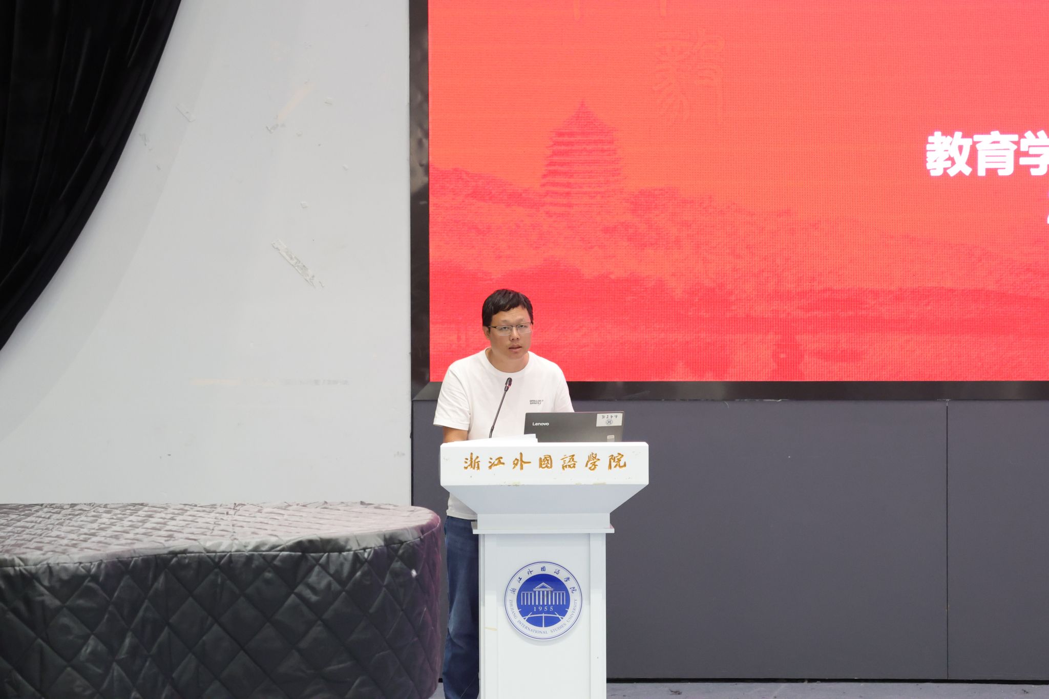 墙上的海报AI 生成的内容可能不正确。