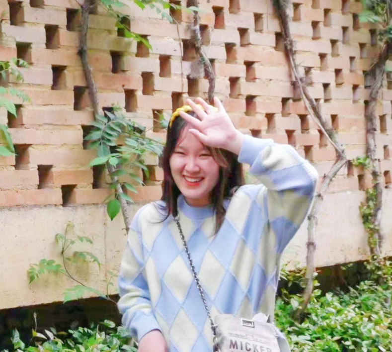 人在花园里AI 生成的内容可能不正确。