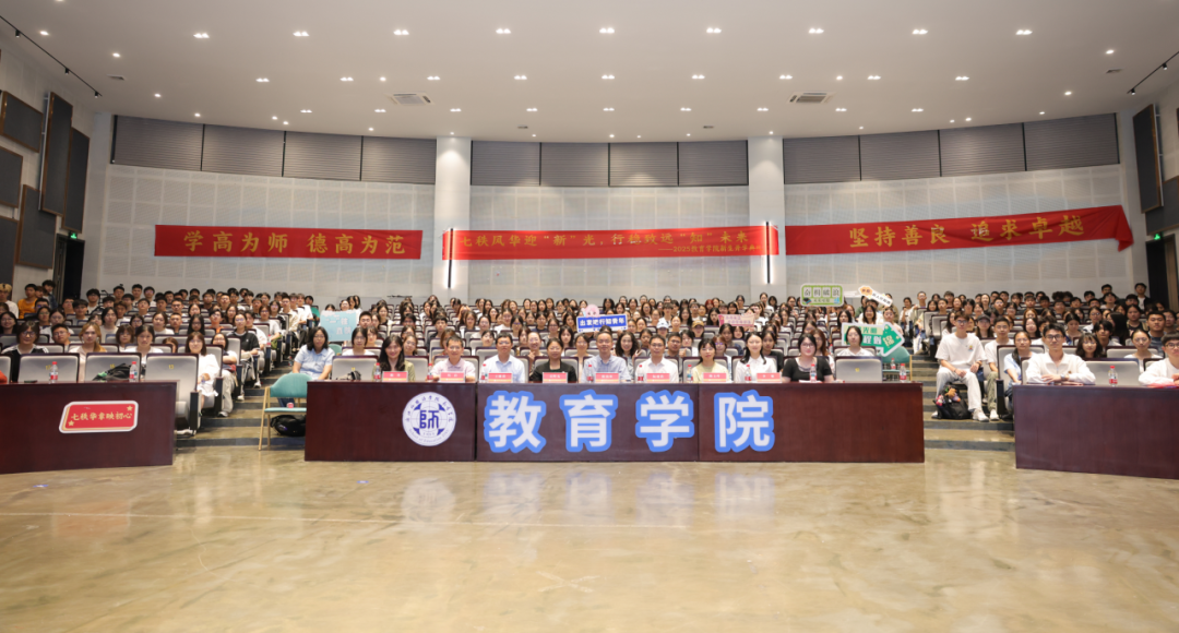 图片包含 天花板, 室内, 桌子, 大AI 生成的内容可能不正确。