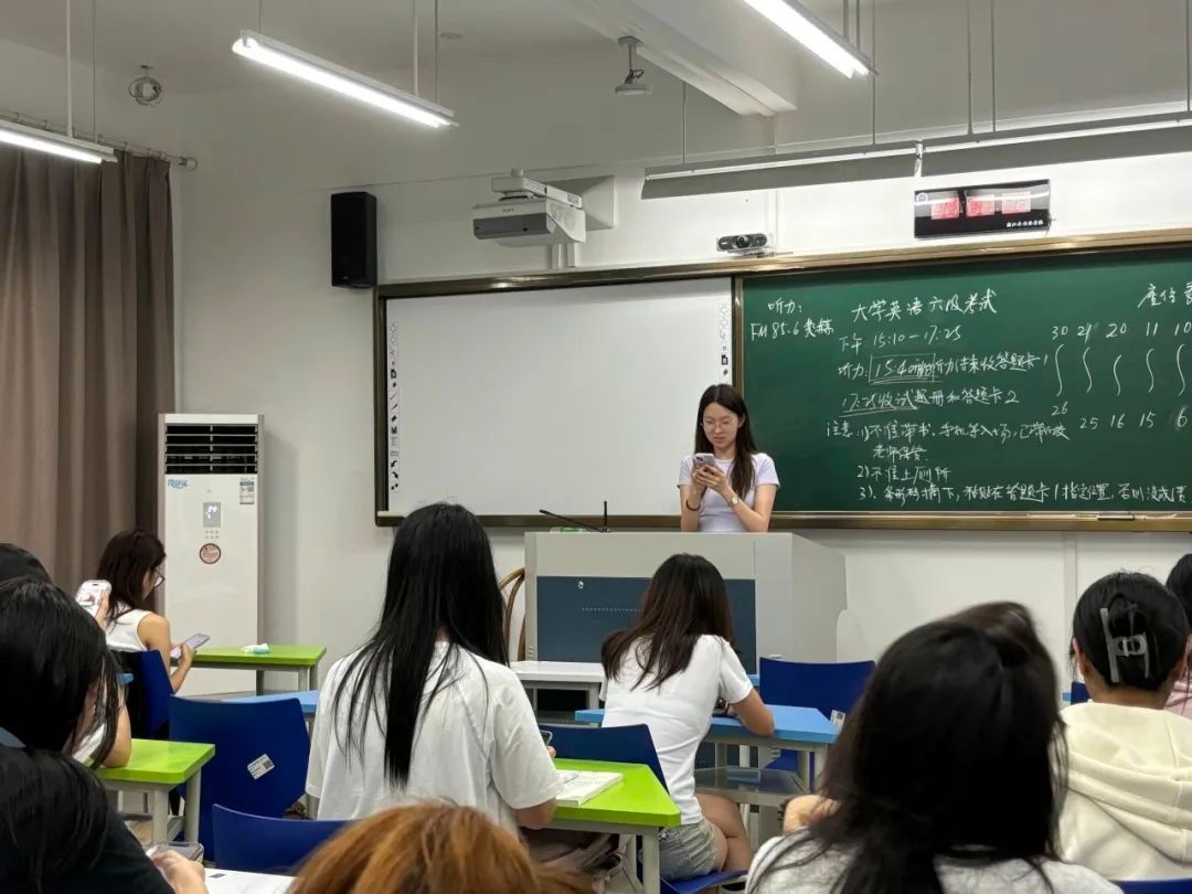 一群人在观看女人在房间里AI 生成的内容可能不正确。