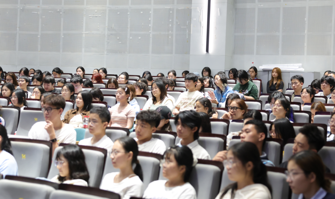 人们在看台上的人群AI 生成的内容可能不正确。