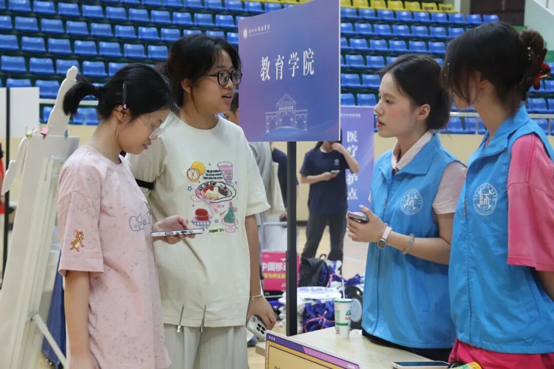 一群人正在聊天AI 生成的内容可能不正确。