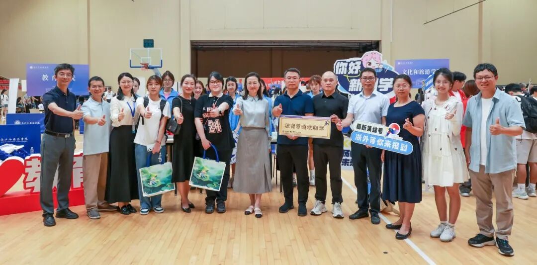 一群人站在一起AI 生成的内容可能不正确。