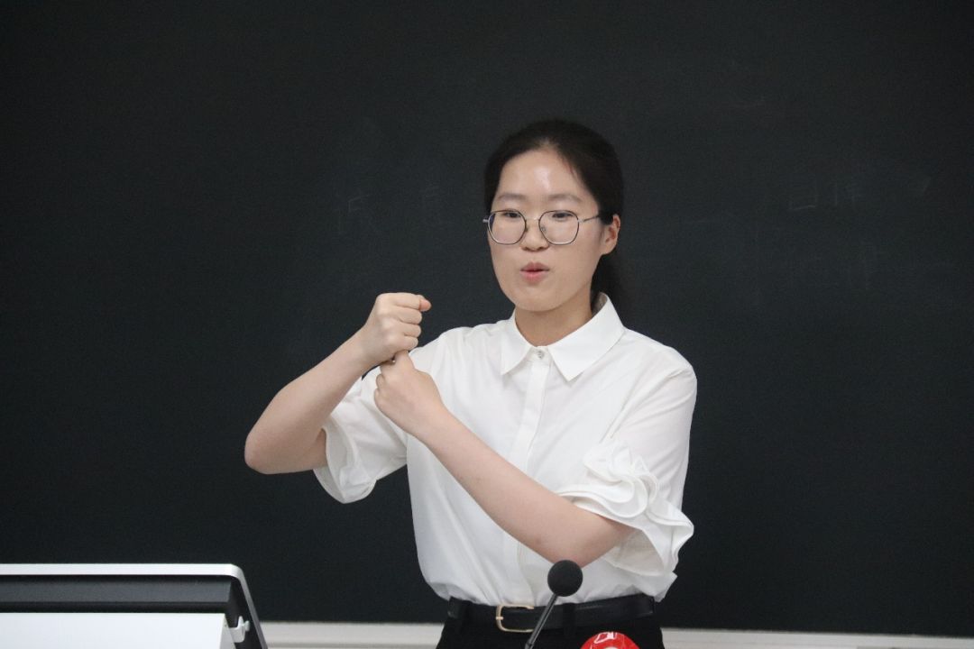 穿白色衣服的男人AI 生成的内容可能不正确。