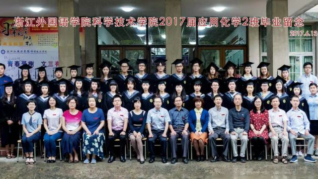 一群人站在一起AI 生成的内容可能不正确。