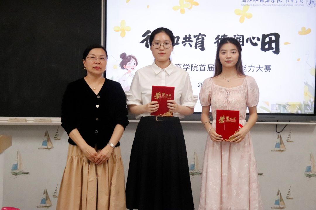 一群男人和女人站在一起AI 生成的内容可能不正确。