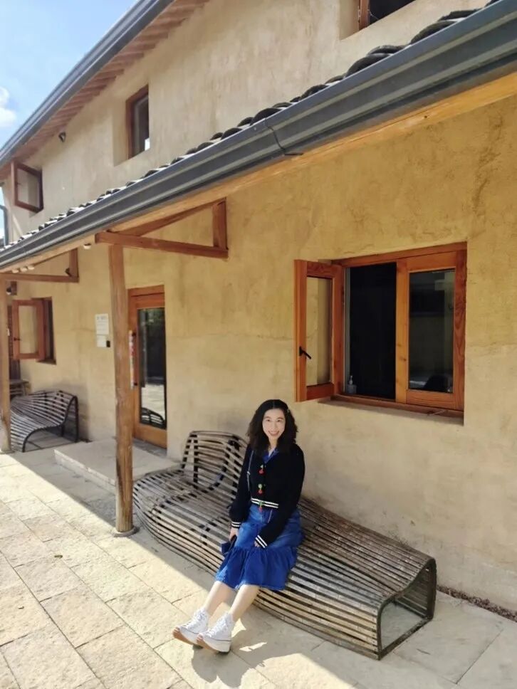 图片包含 户外, 建筑, 长凳, 人行道AI 生成的内容可能不正确。