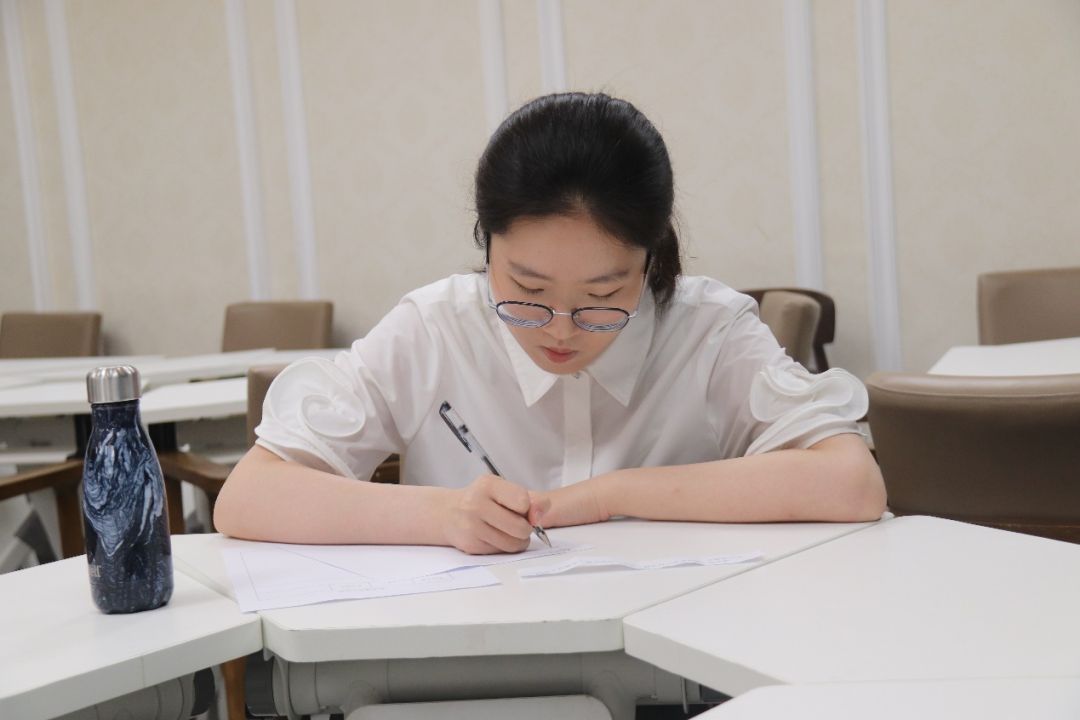 女人趴在桌子上AI 生成的内容可能不正确。