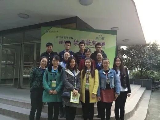 人们站在一起合影AI 生成的内容可能不正确。