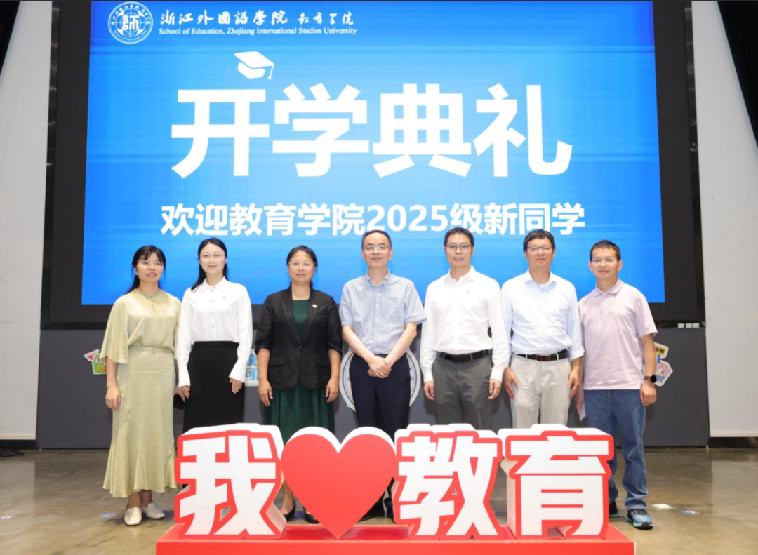 一群人站在一起AI 生成的内容可能不正确。