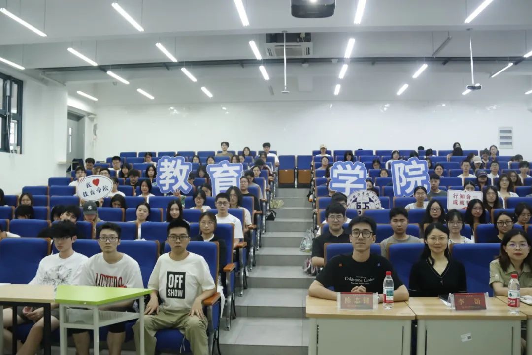 会议室里的人们AI 生成的内容可能不正确。