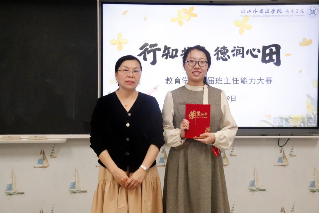 男人和女人站在海报前合影AI 生成的内容可能不正确。