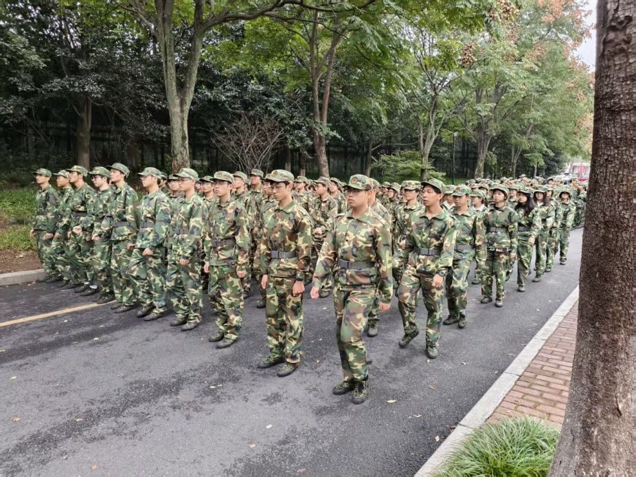 一群人在树林间的小路AI 生成的内容可能不正确。