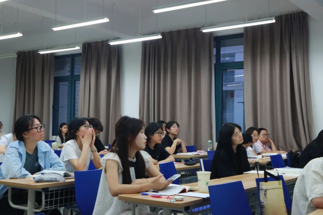 会议室里的人们AI 生成的内容可能不正确。