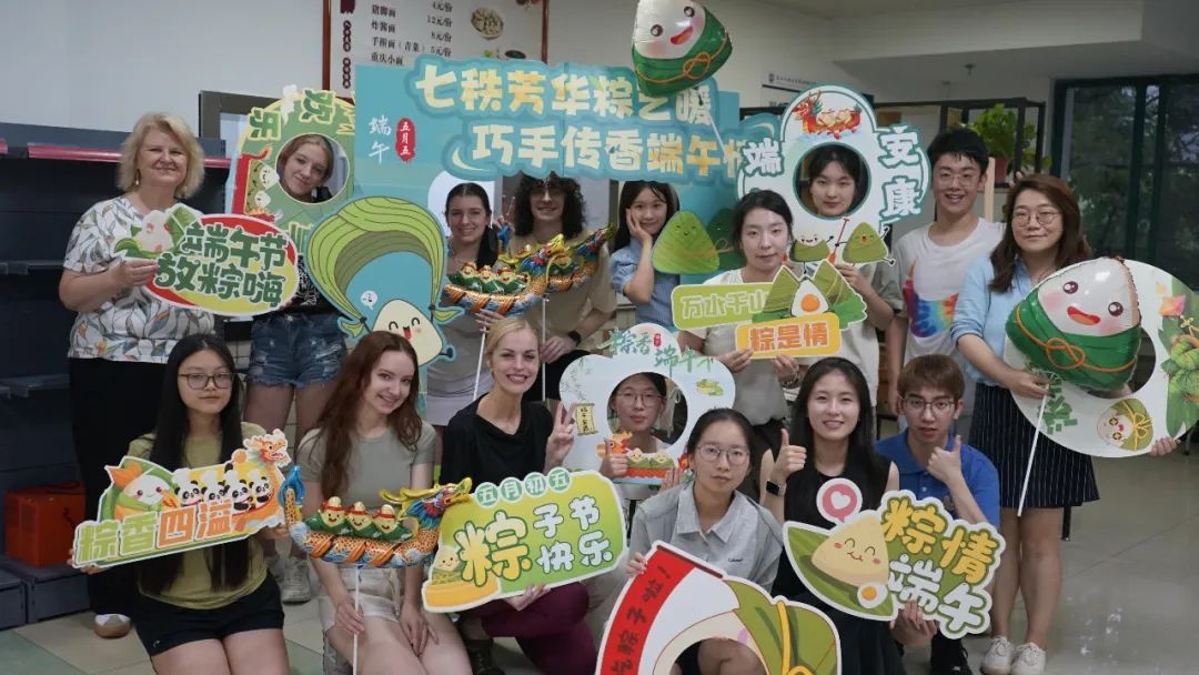 图片包含 对着, 人, 照片, 室内AI 生成的内容可能不正确。