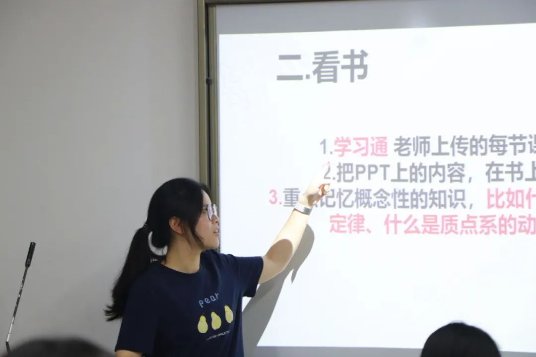 电脑的人AI 生成的内容可能不正确。