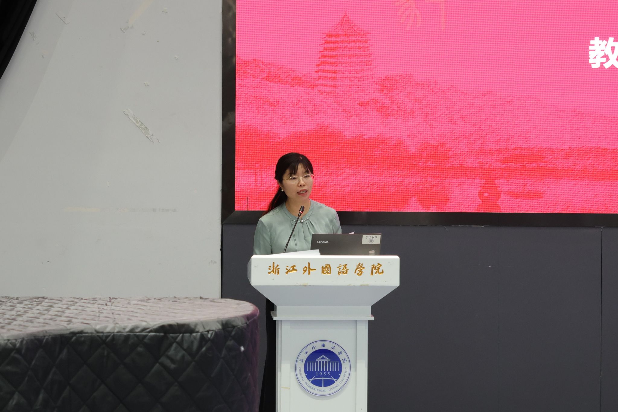 图片包含 建筑, 前, 盒子, 男人AI 生成的内容可能不正确。