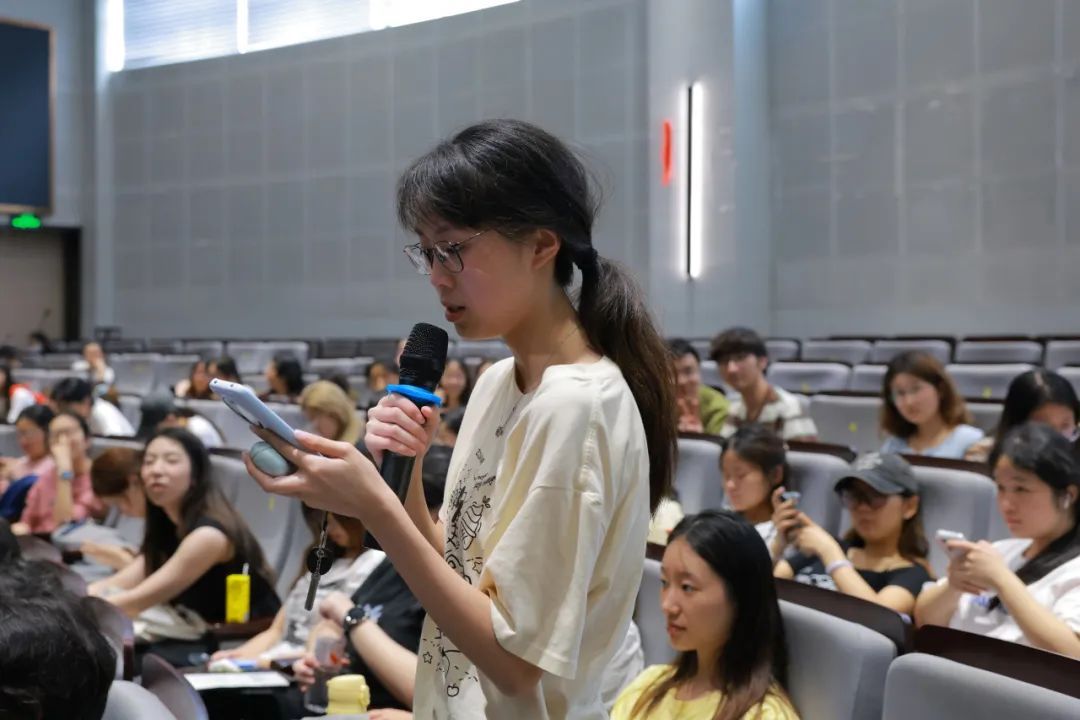 一群人正在聊天AI 生成的内容可能不正确。