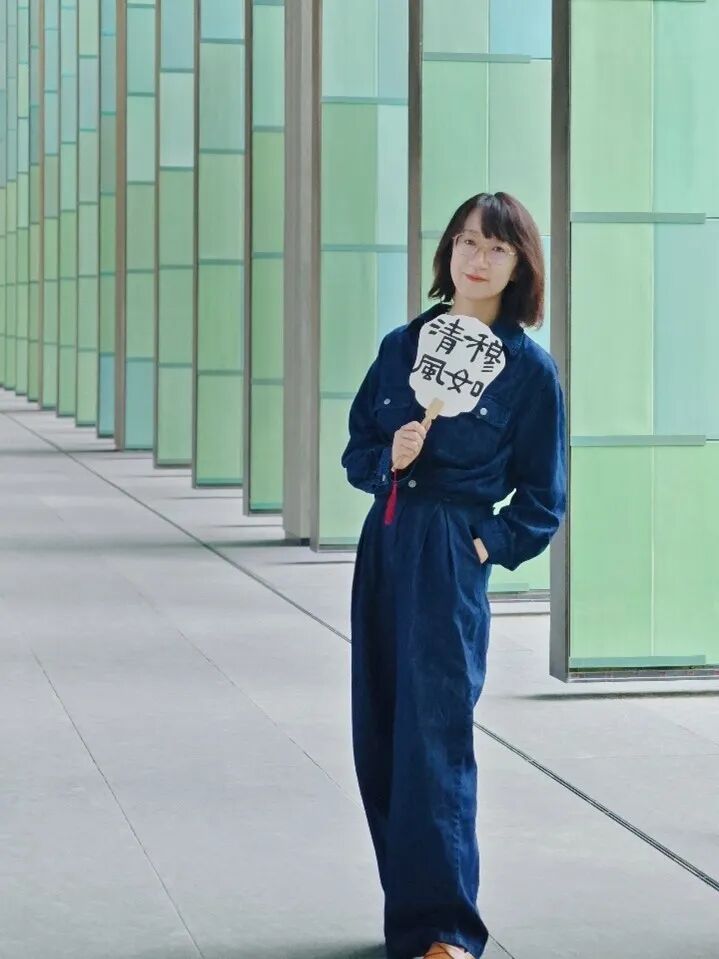 人站在门前AI 生成的内容可能不正确。