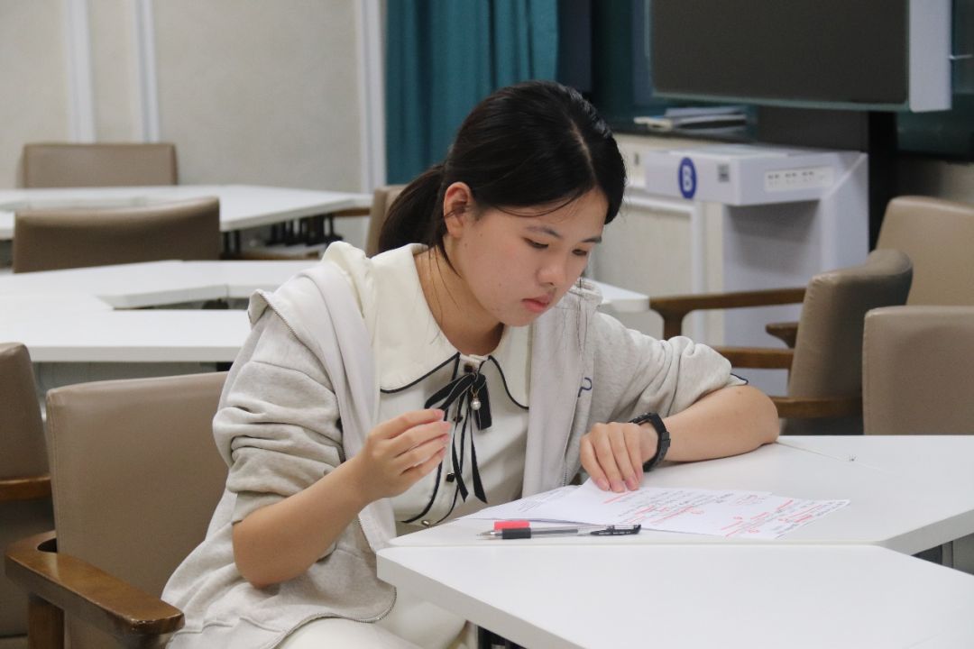 人看着电脑AI 生成的内容可能不正确。