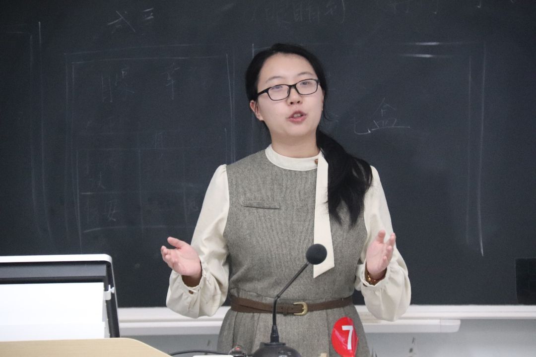 人站在桌子上AI 生成的内容可能不正确。